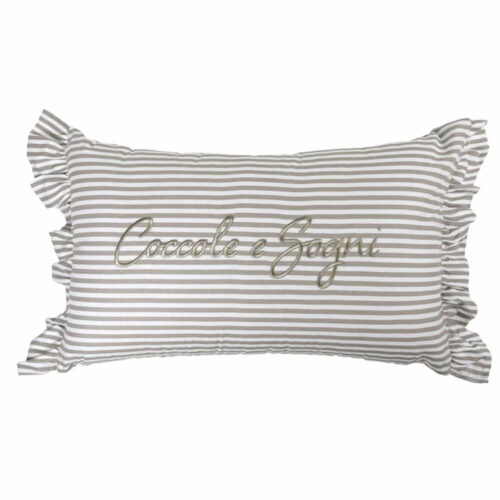 Cojín rectangular de rayas beige con letras "Mimos y Sueños" bordadas y borde con volantes.