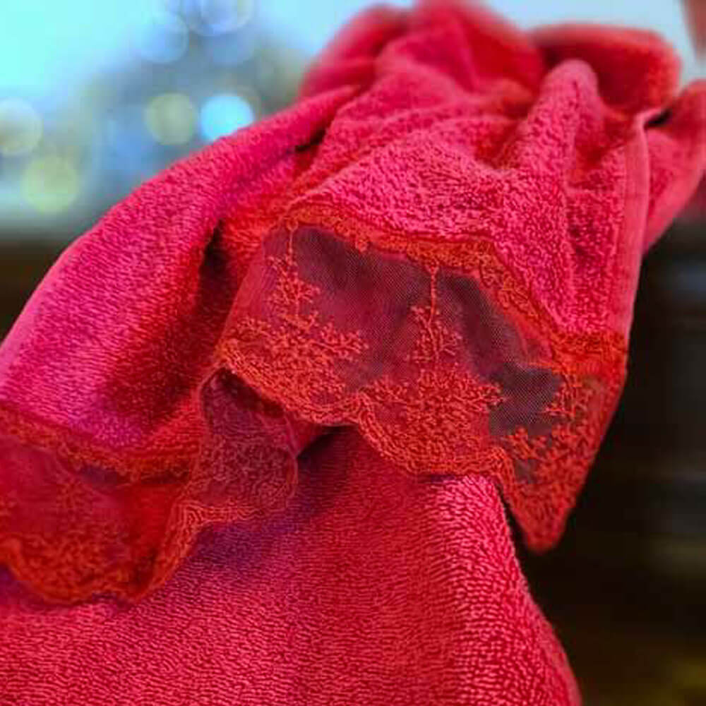 Juego de toallas de rizo de algodón rojo con borde de tul rojo bordado, colección Piper de L'Atelier 17.