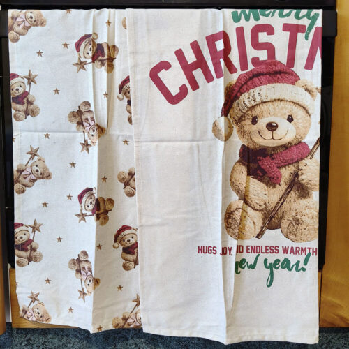 Lot de deux torchons de Noël en coton : l'un avec un imprimé répété d'oursons avec bonnet de Noël et baguette étoilée, l'autre avec un grand ourson et l'inscription 