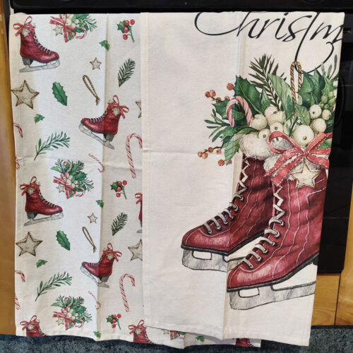 Juego de dos paños de cocina navideños de algodón: uno decorado con motivos de rayas rojas y elementos navideños, y el otro con una gran ilustración de rayas decoradas con vegetación y bayas.