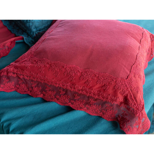Fodera per cuscino 45x45 cm ROSSA con bordo in pizzo ricamato tono su tono, collezione Piper di L’Atelier 17.