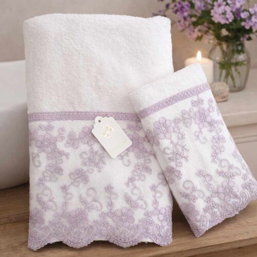 Coppia asciugamani Fiori di Lena bianchi con pizzo lilla, in spugna di cotone profumata, perfetti per bagno shabby chic o come dono elegante.