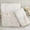 Coppia di asciugamani Fiori di Lena bianchi con pizzo tono su tono, perfetti per un bagno elegante shabby chic o come raffinato regalo artigianale.