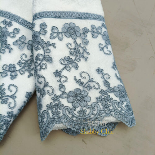 coppia spugna viso ospite bianco con pizzo azzurro 3