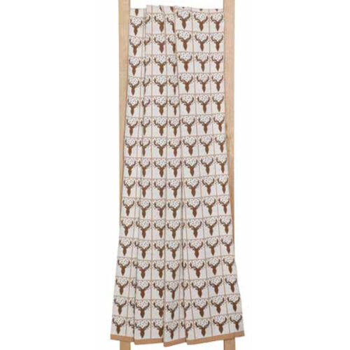 Plaid natalizio 130x160 cm in maglia con pattern ripetuto di renne marroni su sfondo panna e pois dorati.