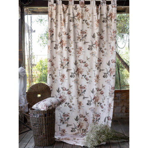 Tenda in velluto stampato con fantasia floreale nei toni cipria, tortora e verde su fondo chiaro, con passanti in tessuto coordinato.