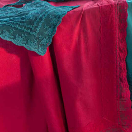 Coprimacchia rosso 100x100 cm in cotone con elegante bordo in pizzo tono su tono, collezione Piper.