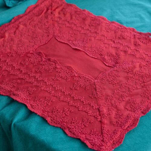 Tovaglietta rossa 40x50 cm interamente in pizzo ricamato con motivo floreale, collezione Piper di L’Atelier 17.