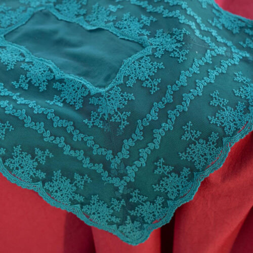Tovaglietta VERDE 40x50 cm interamente in pizzo ricamato con motivo floreale, collezione Piper di L’Atelier 17.