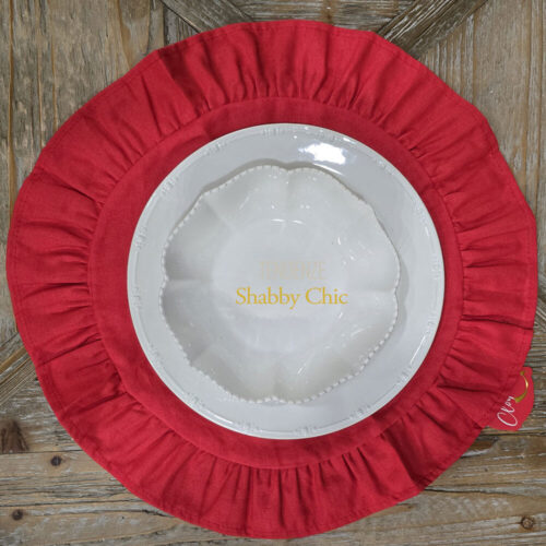 Coppia di tovagliette rotonde in cotone rosso con balza plissettata tono su tono, ideali come sottopiatti natalizi decorativi.