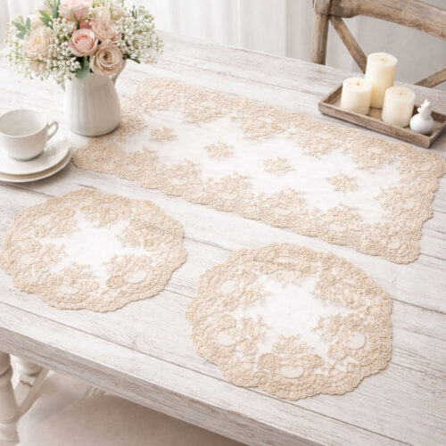 Tris di centrini in tulle bianco con ricami color ambra floreali e bordi smerlati, composto da una striscia rettangolare e due centrini rotondi.