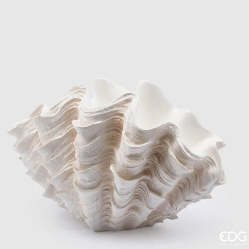 Vaso decorativo a forma di grande conchiglia, in poliresina bianca con texture ondulata e scolpita, effetto naturale.