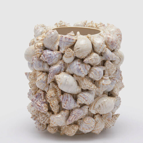 Vaso bombato decorato con conchiglie vere smaltate, effetto lucido e naturale, in gres ceramico.