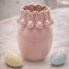 Vaso pasquale bombato in ceramica rosa con conigli in rilievo e bordo ondulato
