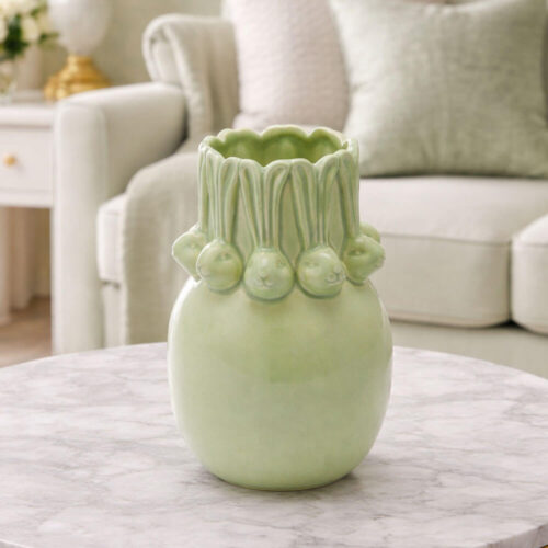 Vaso pasquale verde in ceramica lucida con decori di conigli in rilievo e forma bombata.