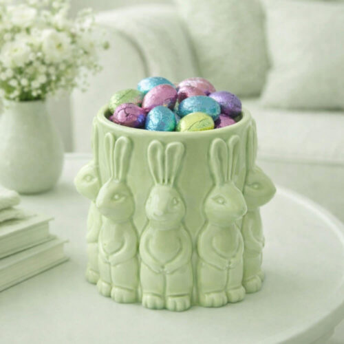 Vasetto cilindrico verde in ceramica lucida con conigli pasquali in rilievo