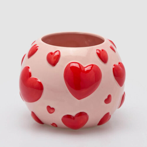Vaso sferico rosa in ceramica con cuori rossi in rilievo lucido