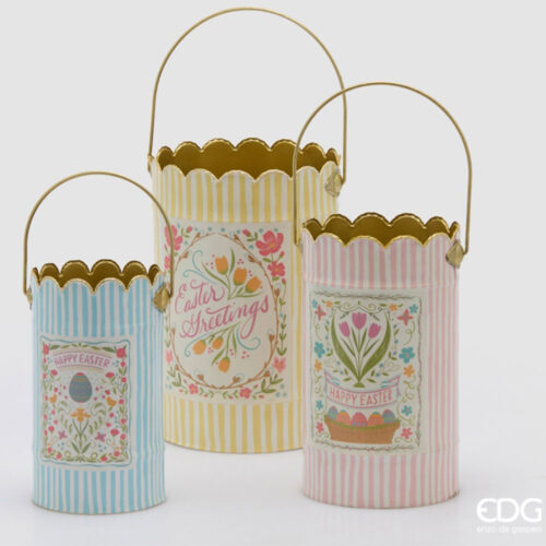 Vasi cilindrici in metallo a righe pastello con manico dorato e decori pasquali