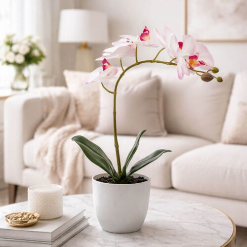 Orchidea artificiale bianco rosata con foglie verdi in vaso bianco, altezza totale 40 cm.