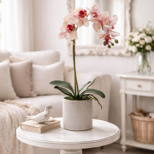 Orchidea Phalaenopsis artificiale rosa con foglie verdi in vaso decorato, altezza totale 47 cm.