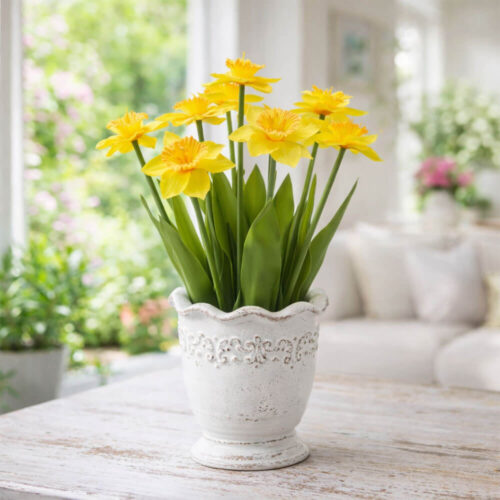 Mazzo di narcisi artificiali gialli con foglie verdi, steli legati con corda naturale, stile primaverile EDG.