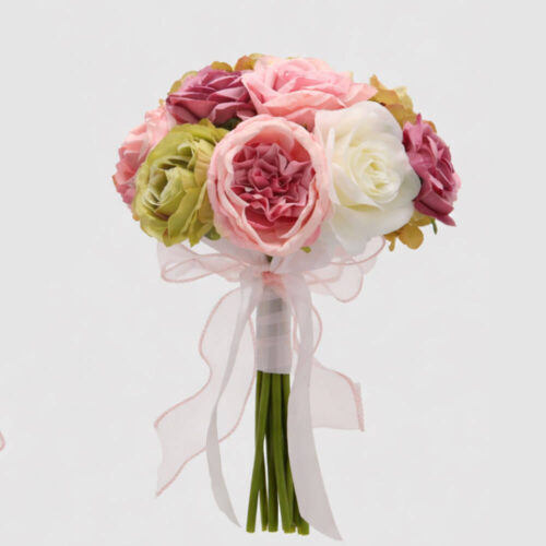 Bouquet artificiale EDG con rose rosa, panna e verde, legato con fiocco in organza rosa.
