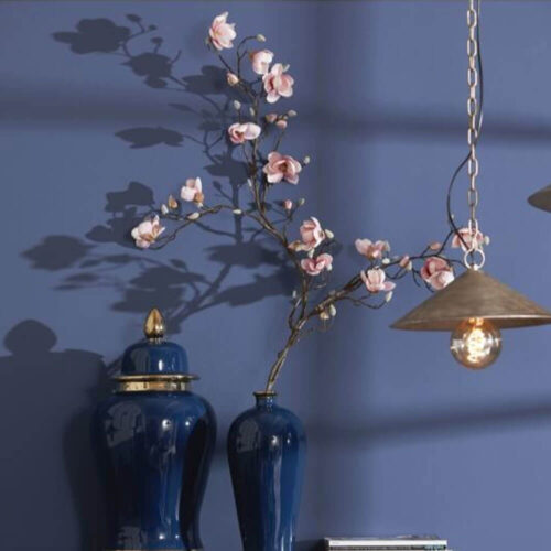 Ramo artificiale di magnolia rosa con fiori aperti e boccioli su rami naturali