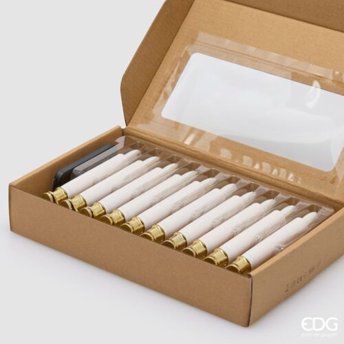 Set de 10 velas LED blancas con base de clip dorada e iluminación por infrarrojos, presentadas en caja kraft con mando a distancia incluido.