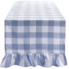 Runner rettangolare con fantasia vichy azzurra e balza decorativa, perfetto per mise en place dallo stile country chic.