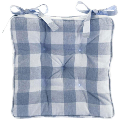Cojín para silla con estampado de cuadros blancos y azules, acolchado y con cordones para su sujeción.