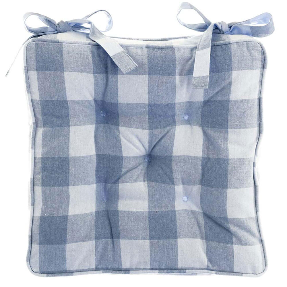 Cojín para silla con estampado de cuadros blancos y azules, acolchado y con cordones para su sujeción.
