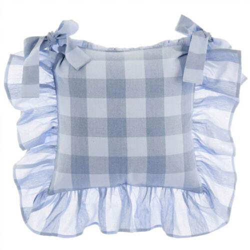 Copri cuscino quadrato con balza decorativa in fantasia vichy azzurra e fiocchi per chiusura, perfetto per sedute eleganti.