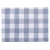 Set de table en tissu blanc et bleu clair à motifs vichy avec coins arrondis, parfait pour un usage quotidien.