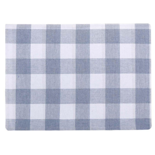 Tovaglietta americana in tessuto fantasia vichy bianca e azzurra, con angoli stondati, perfetta per apparecchiature quotidiane.