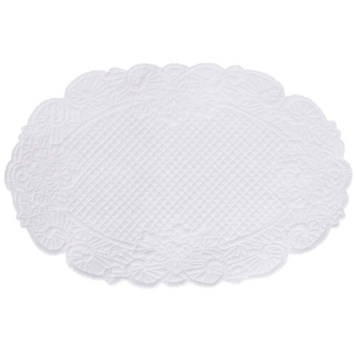 Mantel individual ovalado de algodón acolchado blanco con motivos florales y borde decorativo en forma.