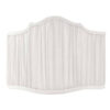 Pantalla de lino blanco con pliegues verticales y borde curvado de estilo clásico.