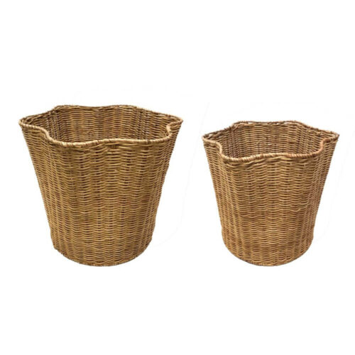 Set di due cestini in rattan naturale con bordo ondulato e forma cilindrica svasata, collezione Daphne.