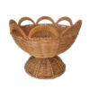 Cesta de centro de mesa de ratán natural con pedestal y borde decorado con arcos, colección Daphne.