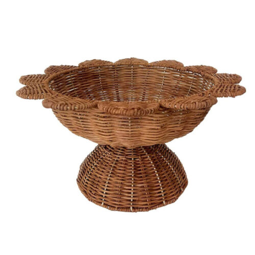 Vassoio centrotavola in rattan con piedistallo e bordo decorativo ondulato a forma di petali, collezione Daphne.
