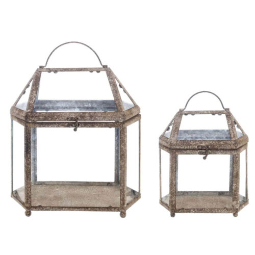 Set di due lanterne esagonali Blanc Mariclò in ferro e vetro con manico, chiusura a gancio e finitura anticata color ruggine.