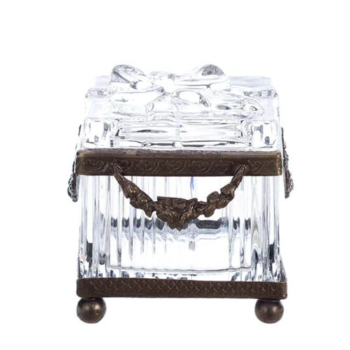 Cofanetto decorativo in vetro con rilievi verticali e coperchio a fiocco, base e decori in ottone anticato in stile classico.