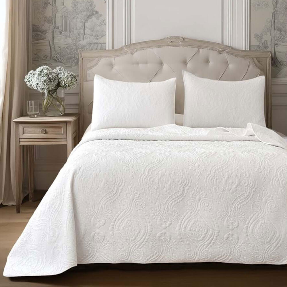Blanc MariClò Double couette en coton brodé + 2 taies d'oreiller 1 Couette double blanche Blanc MariClò avec motif brodé et texture à effet matelassé.