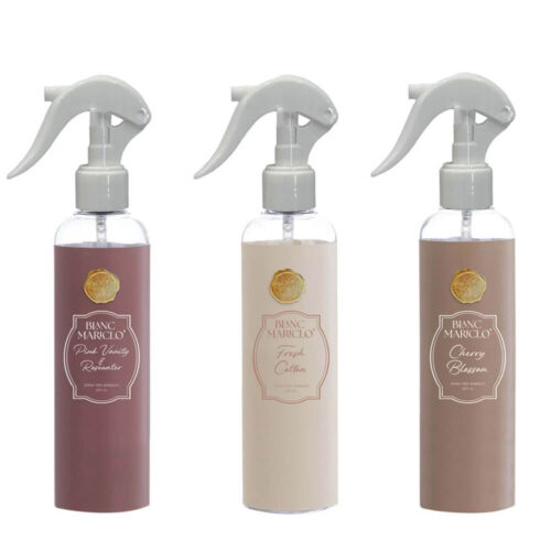 Spray profumato da 250 ml Blanc MariClò in flacone alto, disponibile in tre essenze della Delitiae Collection.