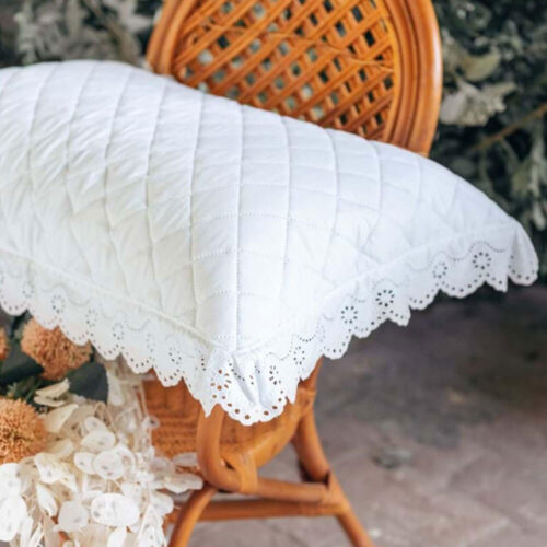 Copriguanciale bianco trapuntato Blanc MariClo’ con bordo in pizzo sangallo traforato e smerlato, formato rettangolare 50x80 cm.
