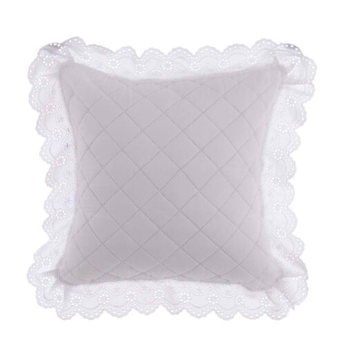 Cuscino quadrato bianco Blanc MariClo’ con trapuntatura a rombi e ampia balza in pizzo sangallo smerlato lungo tutto il perimetro.