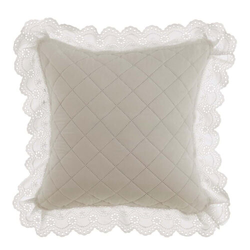 Coussin carré de couleur naturelle "Blanc MariClo" avec piqué en losange et volant périphérique en dentelle sangallo blanche festonnée.