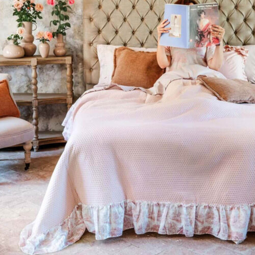 Couette double "Blanc MariClo" rose poudré avec motif à micro-points et grand volant en toile de Jouy rose sur fond blanc.