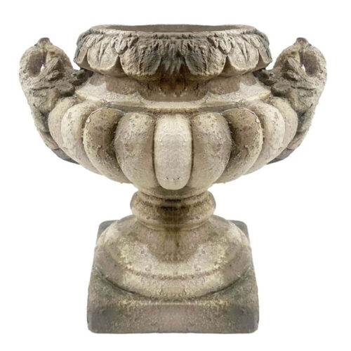 Vase décoratif en résine avec poignées sculptées, finition antique et corps arrondi.