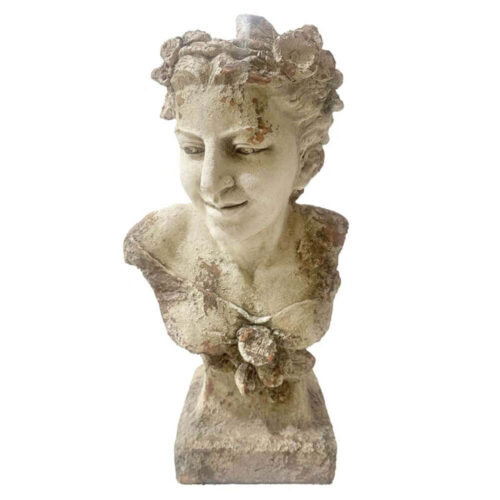 Busto femminile in resina con corona di fiori e abito scolpito, effetto pietra antica, stile classico-romantico.