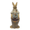 Coniglio decorativo in resina con salopette azzurra e cestino effetto vimini, stile pasquale shabby.